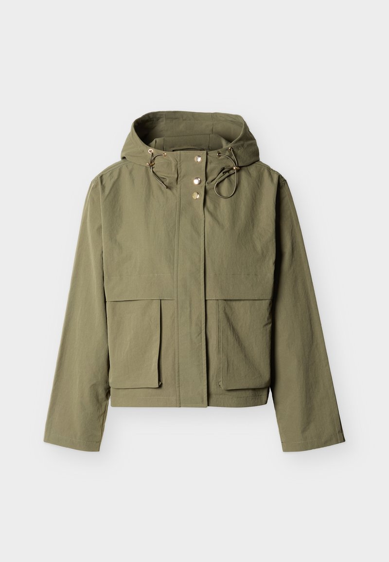 Olivgrüne Kapuzenjacke mit durchgehenden Druckknöpfen vorne, verstellbarer Kapuze mit Kordelzug und zwei großen Klappentaschen, dargestellt auf hellem Hintergrund.