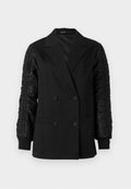 Schwarzer zweireihiger Blazer mit gerafften Satinsäulen und geknöpften Manschetten, ausgestattet mit Reverskragen und aufgesetzten Taschen vorne.