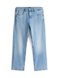 Hellblaue Jeans aus Denim mit geradem Bein, im Fünf-Taschen-Stil und einem Knopfverschluss. Verfügt über subtile Verblassungen und typische Nähdetails.