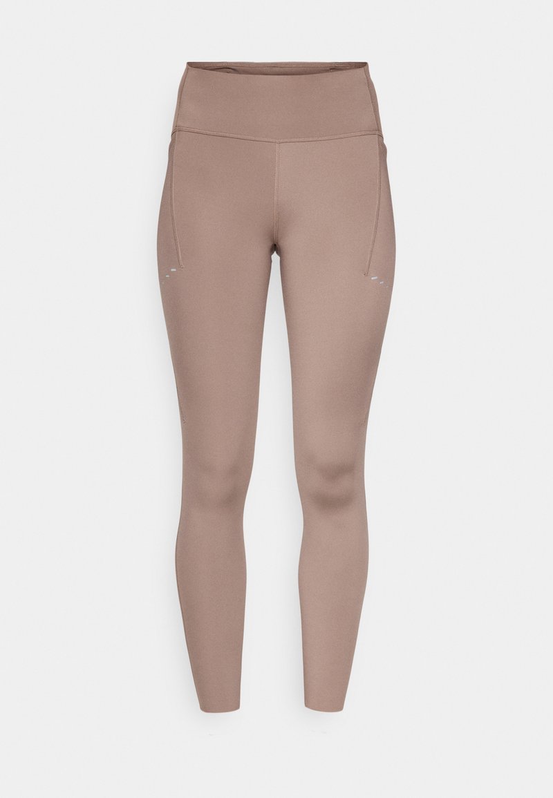 Braune hoch taillierte Leggings mit glattem Textil, ausgestattet mit Seitentaschen und kleinen reflektierenden Akzenten an der Vorderseite.