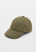 Olivgrüne Baseballcap mit sichtbaren Nähten, gebogenem Schirm und Metall-Belüftungsösen, dargestellt auf weißem Hintergrund.