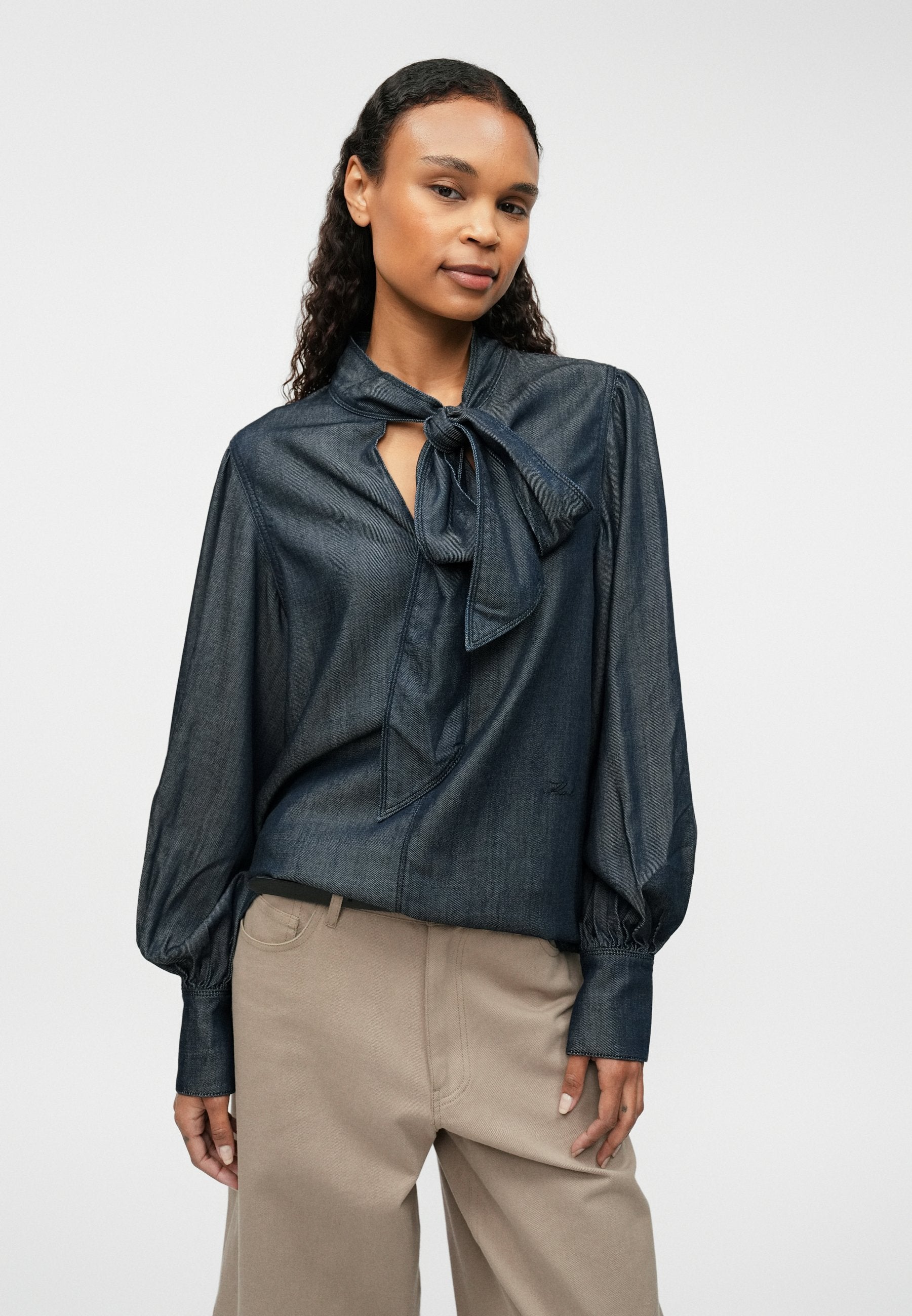 FLUID BLOUSE Media 3