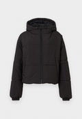 Schwarze verkürzte Daunenjacke mit Kapuze, ausgestattet mit einem durchgehenden Reißverschluss vorne, elastischen Bündchen und einem dezenten Logo auf der Brust.