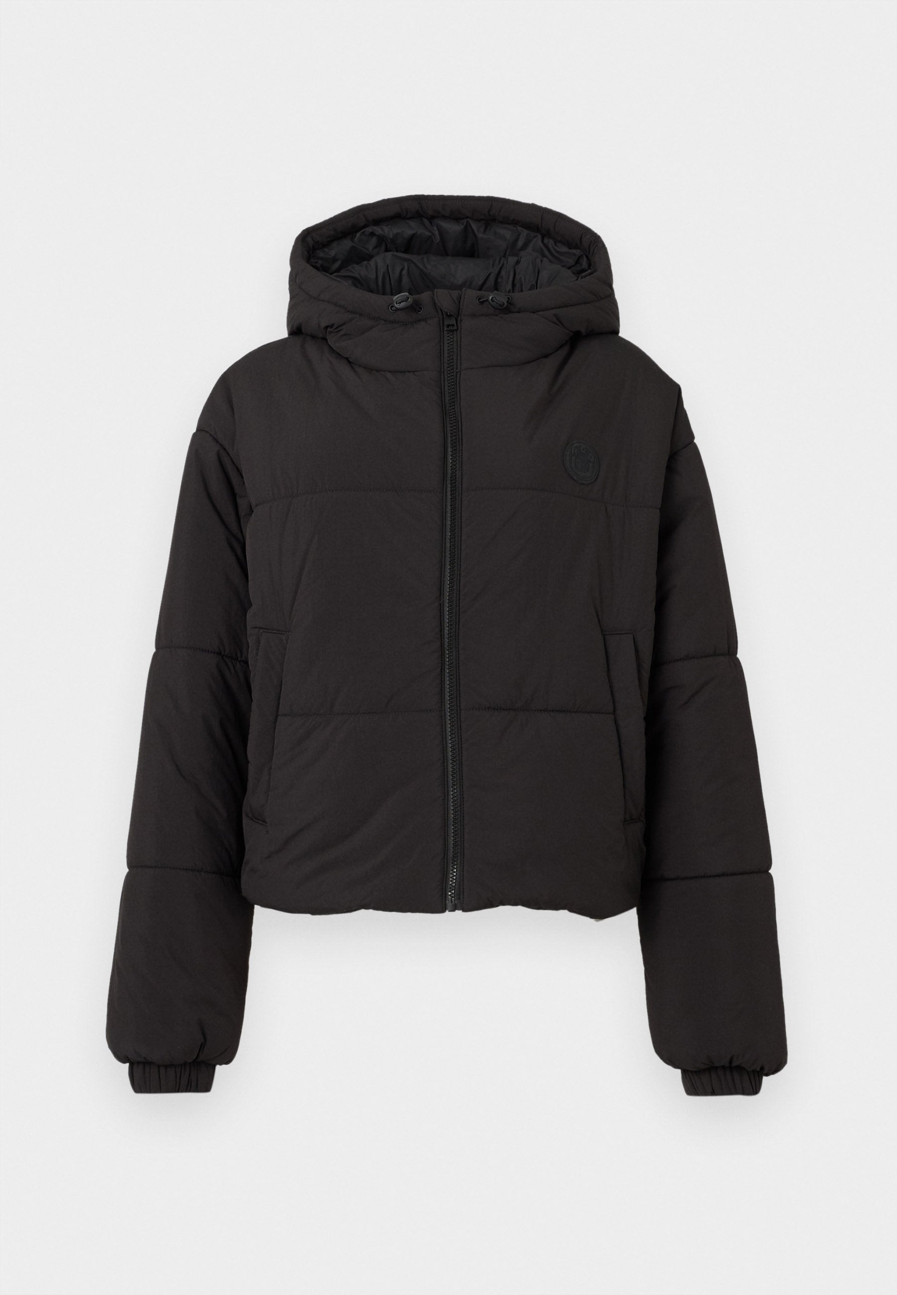 Schwarze verkürzte Daunenjacke mit Kapuze, ausgestattet mit einem durchgehenden Reißverschluss vorne, elastischen Bündchen und einem dezenten Logo auf der Brust.