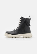 Schwarze Leder-Ankle-Boots mit cremefarbener Gummisohle, vorderem Schnürdesign, seitlichem Reißverschluss und dekorativem schwarzem Bändchen-Detail auf der Rückseite.