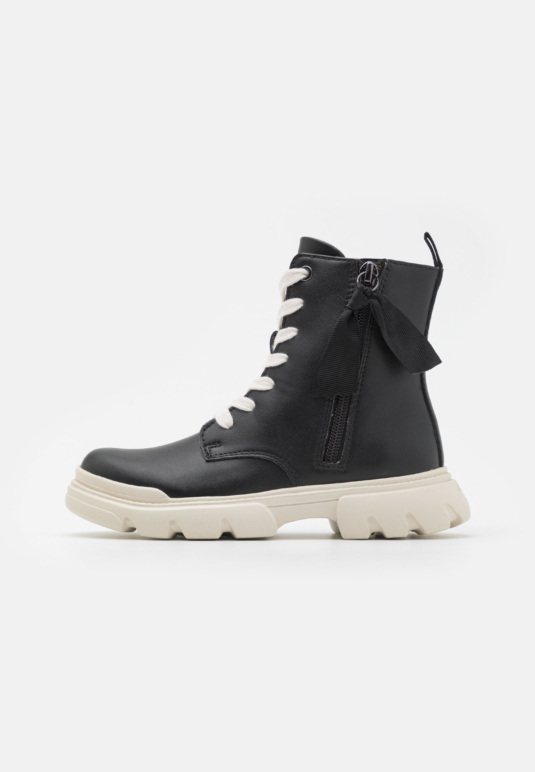 Schwarze Leder-Ankle-Boots mit cremefarbener Gummisohle, vorderem Schnürdesign, seitlichem Reißverschluss und dekorativem schwarzem Bändchen-Detail auf der Rückseite.