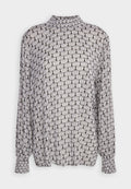 Schwarz-weiße Bluse mit langen Ärmeln und hohem Kragen, ausgestattet mit einem strukturierten muschelähnlichen Muster und gerafften Manschetten. Leichter Stoff.