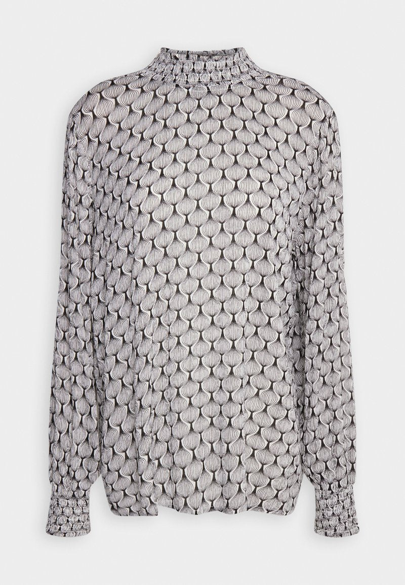 Schwarz-weiße Bluse mit langen Ärmeln und hohem Kragen, ausgestattet mit einem strukturierten muschelähnlichen Muster und gerafften Manschetten. Leichter Stoff.