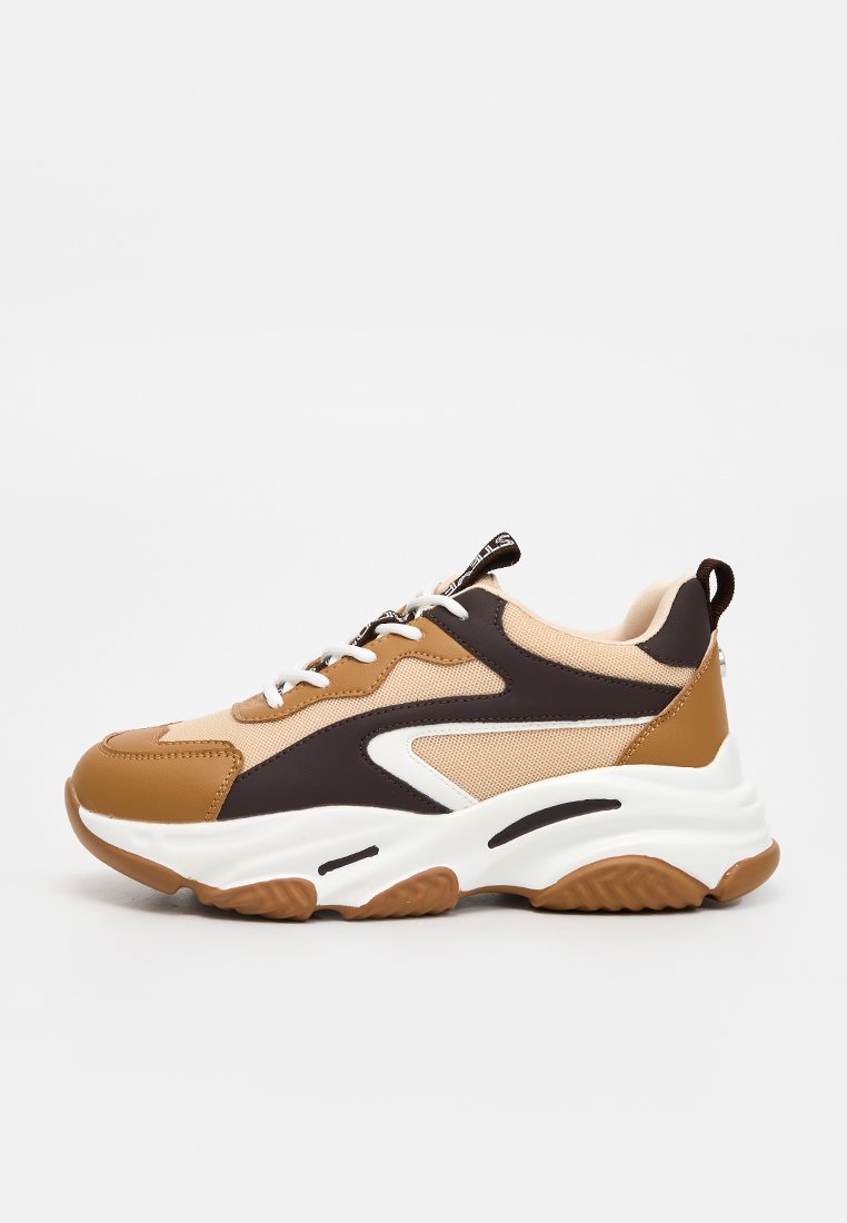 Klobiger Sneaker mit braunen, beigen und weißen Paneelen, weißen Schnürsenkeln und einer dicken weißen Sohle mit braunen Profil-Details.