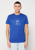 Königsblaue Baumwoll-T-Shirt mit kurzen Ärmeln und Rundhalsausschnitt, ausgestattet mit erhabenem, grafischen Text und einem Logo in einem leicht dunkleren Farbton.