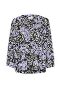 Schwarze Bluse mit einem abstrakten Tiermuster in Weiß und Lavendel. Sie hat einen lockeren Schnitt, lange Ärmel und einen runderen Halsausschnitt. Weicher Stoff.
