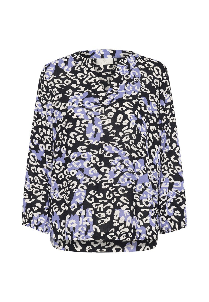 Schwarze Bluse mit einem abstrakten Tiermuster in Weiß und Lavendel. Sie hat einen lockeren Schnitt, lange Ärmel und einen runderen Halsausschnitt. Weicher Stoff.
