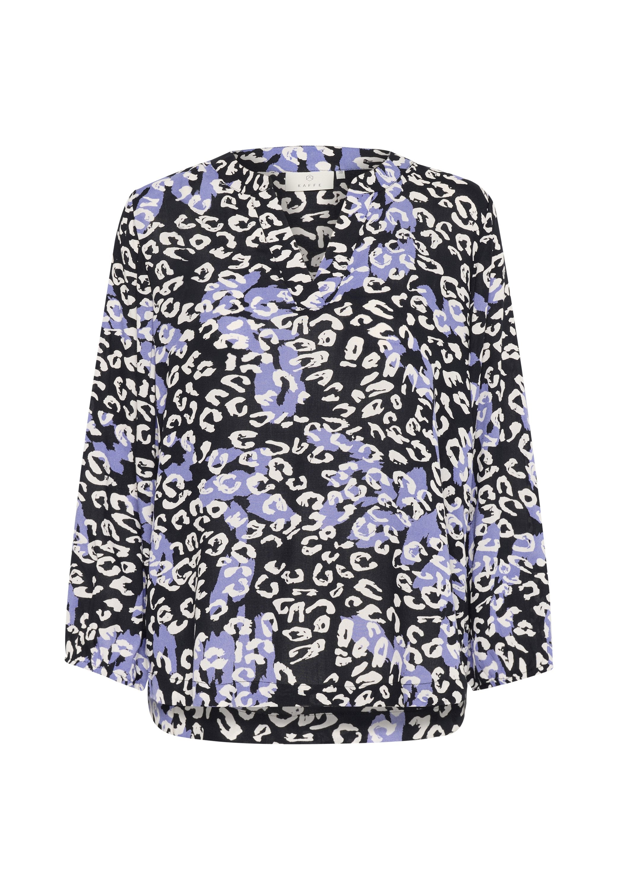 Schwarze Bluse mit einem abstrakten Tiermuster in Weiß und Lavendel. Sie hat einen lockeren Schnitt, lange Ärmel und einen runderen Halsausschnitt. Weicher Stoff.