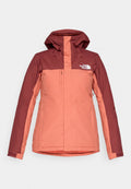 Damen Outdoor-Jacke in Orange und Bordeauxrot, mit Kapuze, Reißverschluss-Taschen und einem strukturierten Design aus wasserdichtem Material.