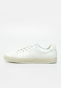 Weißer Low-Top-Ledersneaker mit beiger Sohle, Schnürverschluss und dezentem Markenlogo an der Seite, in Seitenansicht gezeigt.