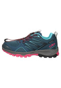 Blaue wasserdichte Outdoor-Schuhe mit pinken Akzenten, strukturierter Außensohle und elastischem Schnürsystem. Verfügt über seitliche Streifen und einen gepolsterten Schaft.