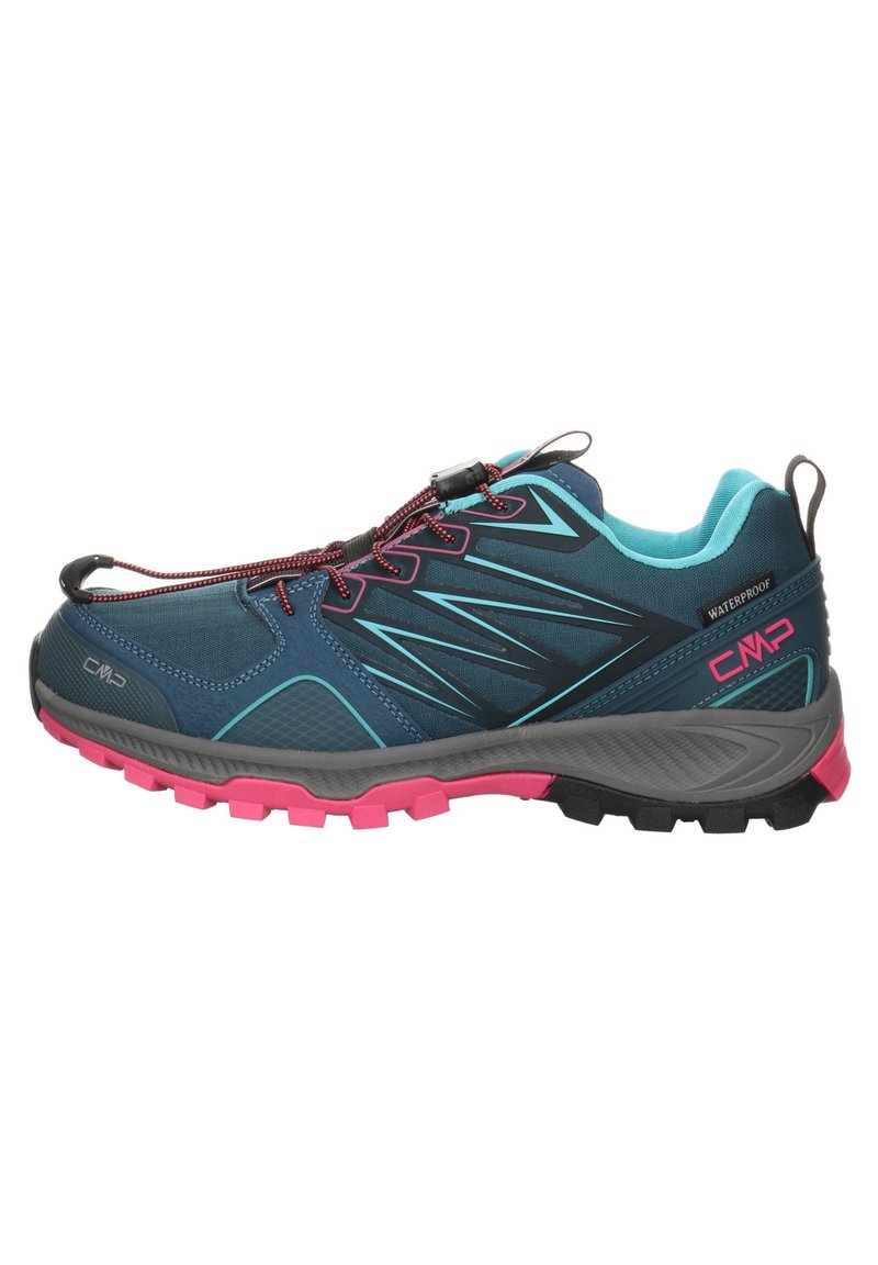 Blaue wasserdichte Outdoor-Schuhe mit pinken Akzenten, strukturierter Außensohle und elastischem Schnürsystem. Verfügt über seitliche Streifen und einen gepolsterten Schaft.