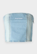 Strapless-Top aus Denim in Hellblau mit sichtbaren Nähten, geradem Halsausschnitt und in Weiß aufgedrucktem "PEGADOR"-Logo. Reißverschlussdetail hinten.