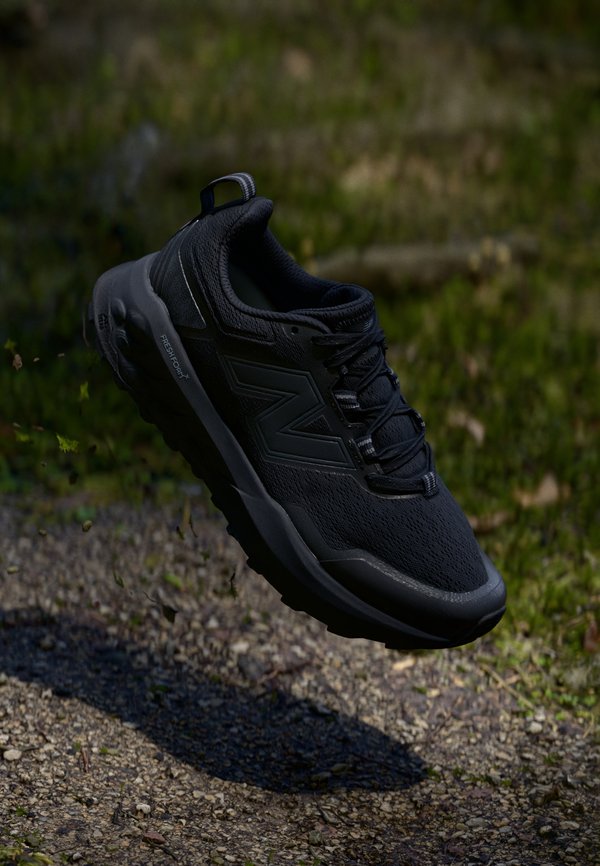 New Balance GAROE - Road running shoes - black