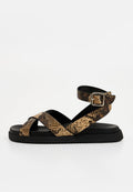 Python-musterte Sandalen mit überkreuzten Riemen in Brauntönen und Schwarz. Verfügt über eine schwarze Gummisohle und einen verstellbaren Knöchelriemen.