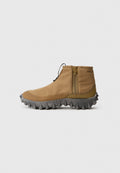 Beige High-Top-Sneaker aus strukturiertem Stoff, mit schwarzem Zugband, seitlichem Reißverschluss und klobiger grauer Sohle mit dreieckigen Profiltiefen, im Profil gezeigt.