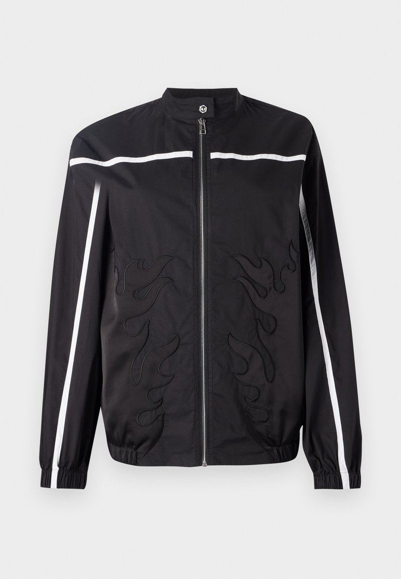 Schwarze Nylonjacke mit Stehkragen, Frontreißverschluss, weißen Streifen und aufgestickten Flammenmustern auf der Vorderseite. Mit elastischen Bündchen.