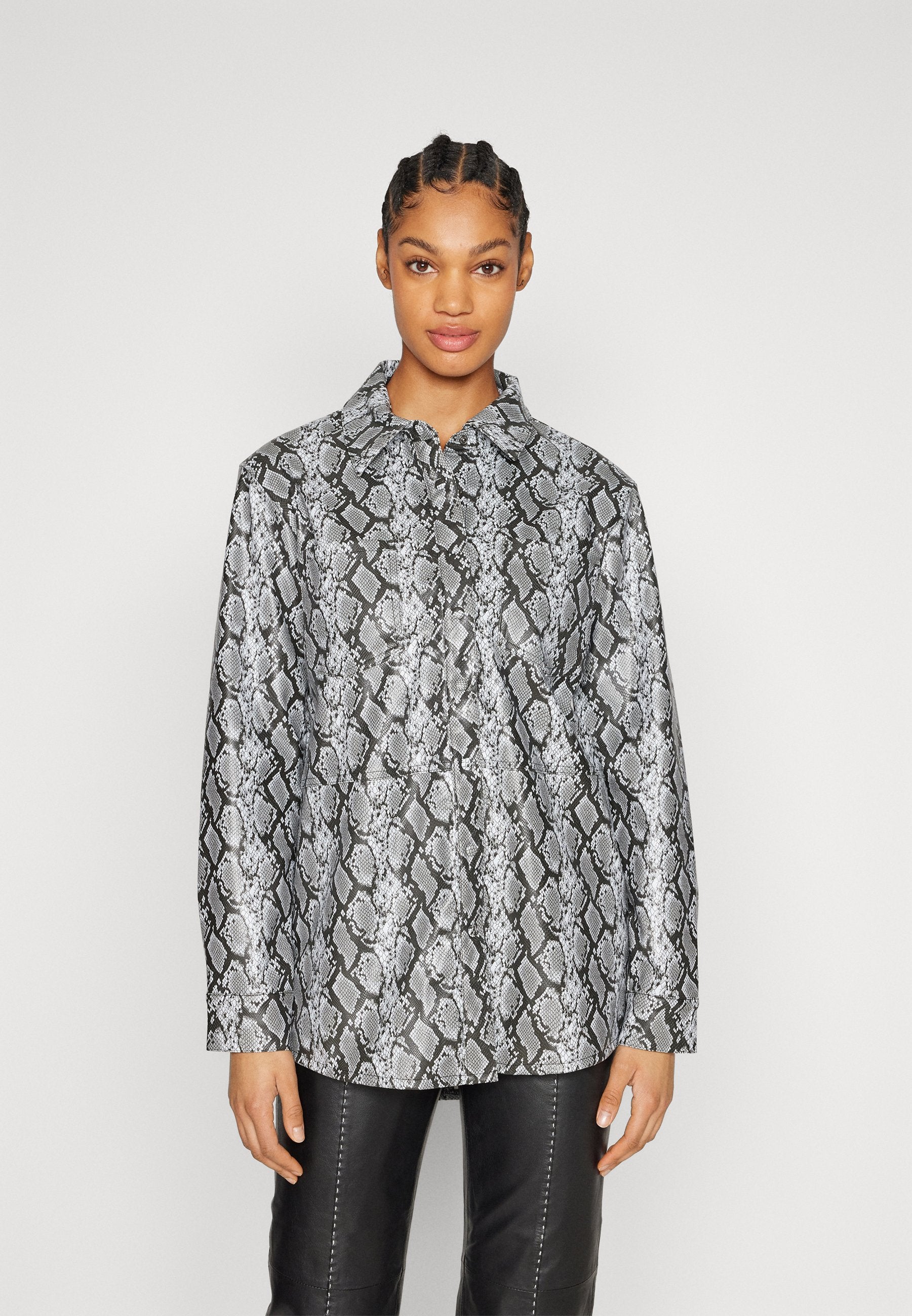ONLCARYS SNAKE SHACKET  Media 3