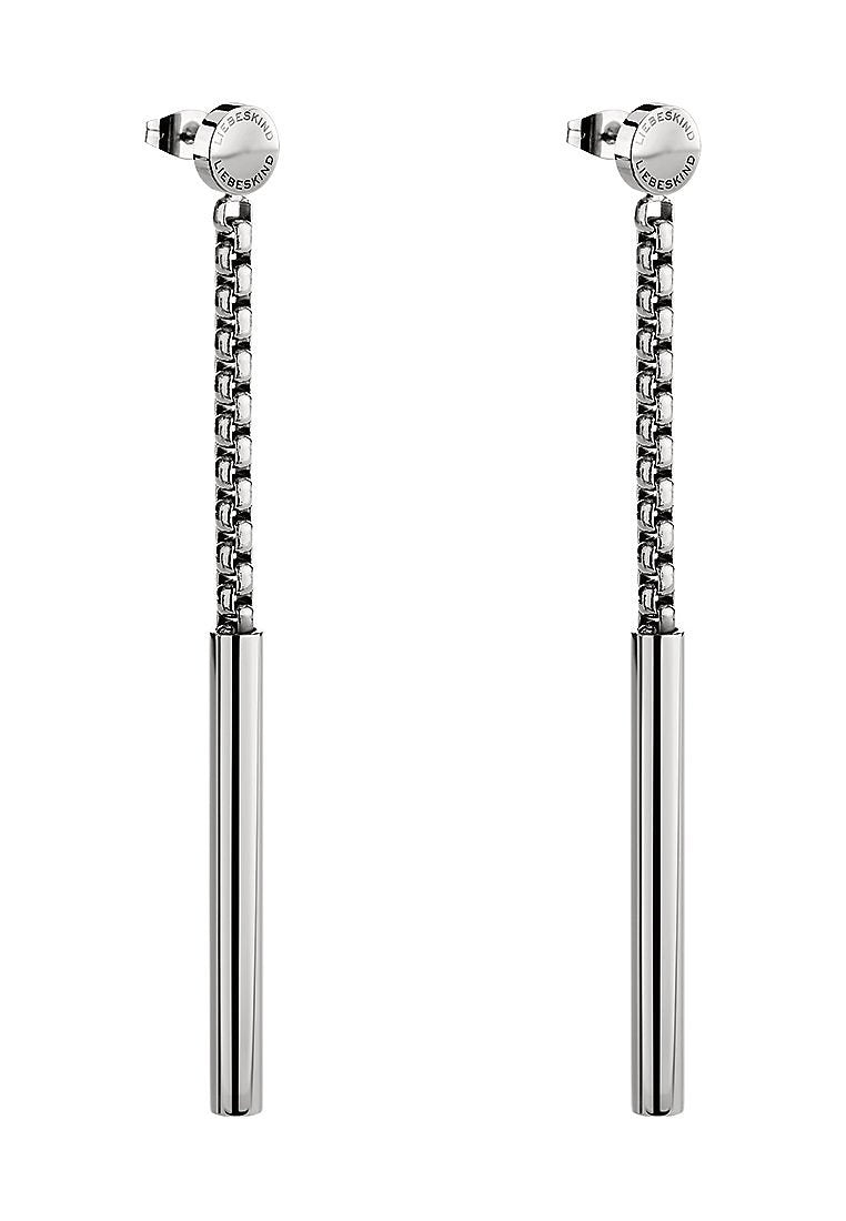 Silberne Metal Ohrringe mit einem Kettenlink-Design und langen zylindrischen Stiften. Der kreisförmige Verschluss oben trägt eine Markengravur.