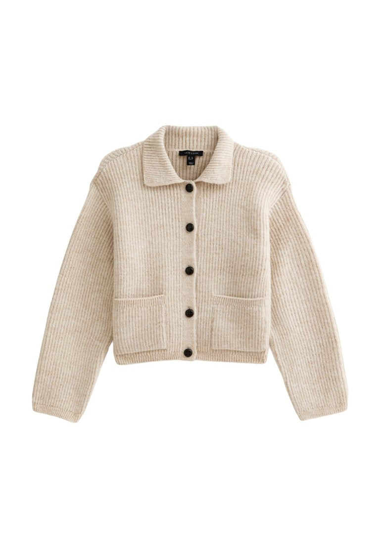 Beige gestrickte Knopfkarte mit langen Ärmeln, zwei vorderen Taschen und einem Kragen, aus geripptem Wollstoff gefertigt.