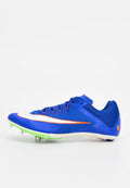 Blauer Sportschuh mit schlankem Design, verfügt über ein strukturiertes Obermaterial, weiße und orangefarbene Akzente sowie grüne Spikes auf der Außensohle.