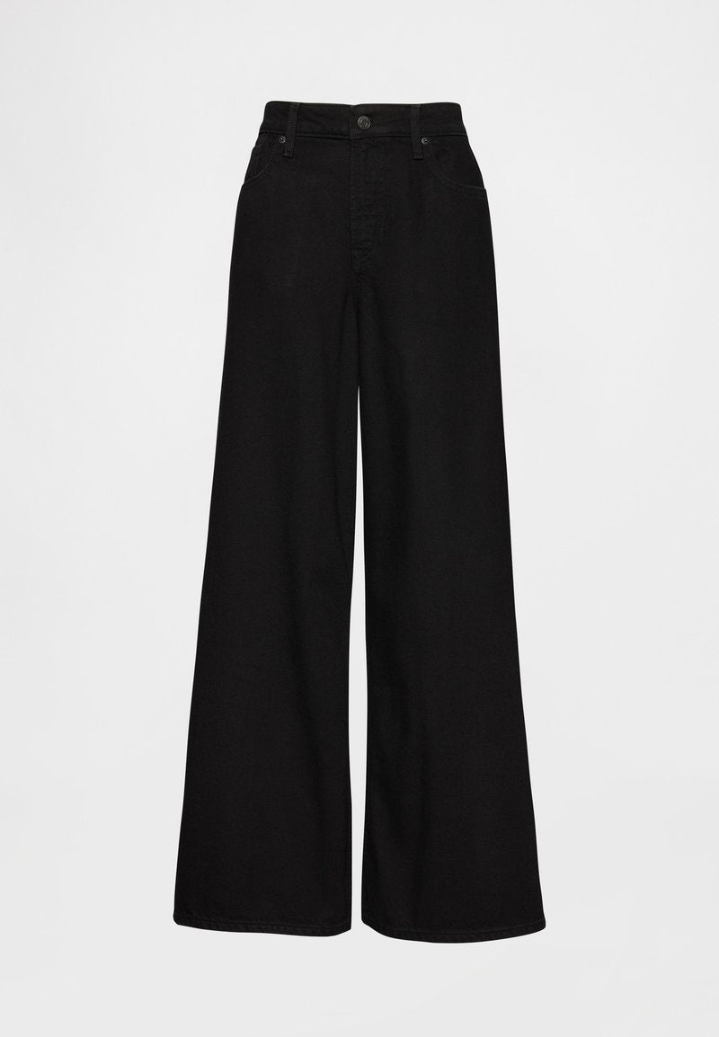 Schwarze Jeans mit weitem Bein aus Denim, ausgestattet mit einem Knopfverschluss, zwei Fronttaschen und einem schlichten, unverzierten Design.