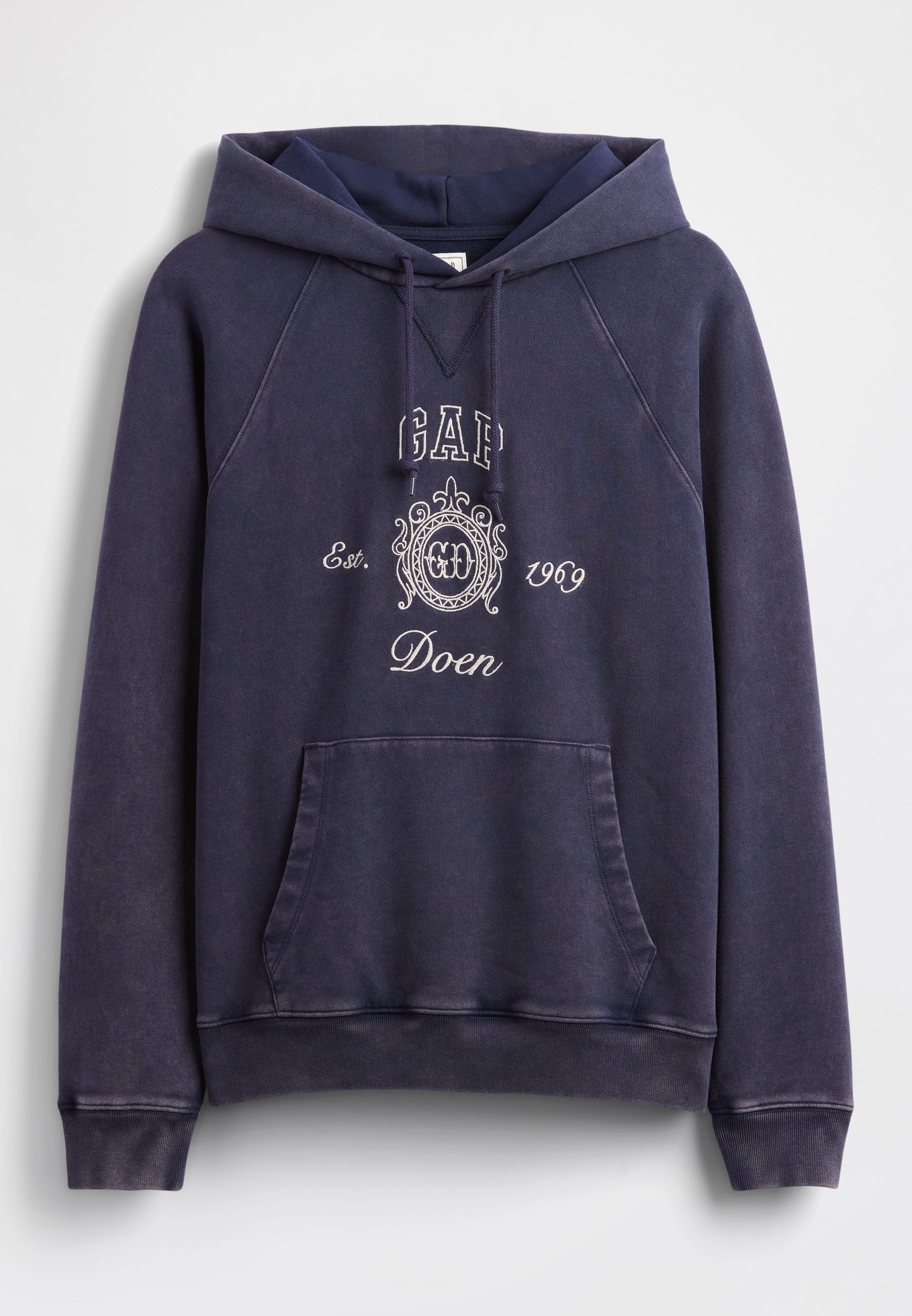 Navyblauer Hoodie aus Baumwollmischung, mit einer Fronttasche, Kordelzugkapuze und besticktem GAP-Logo mit dekorativen Elementen.