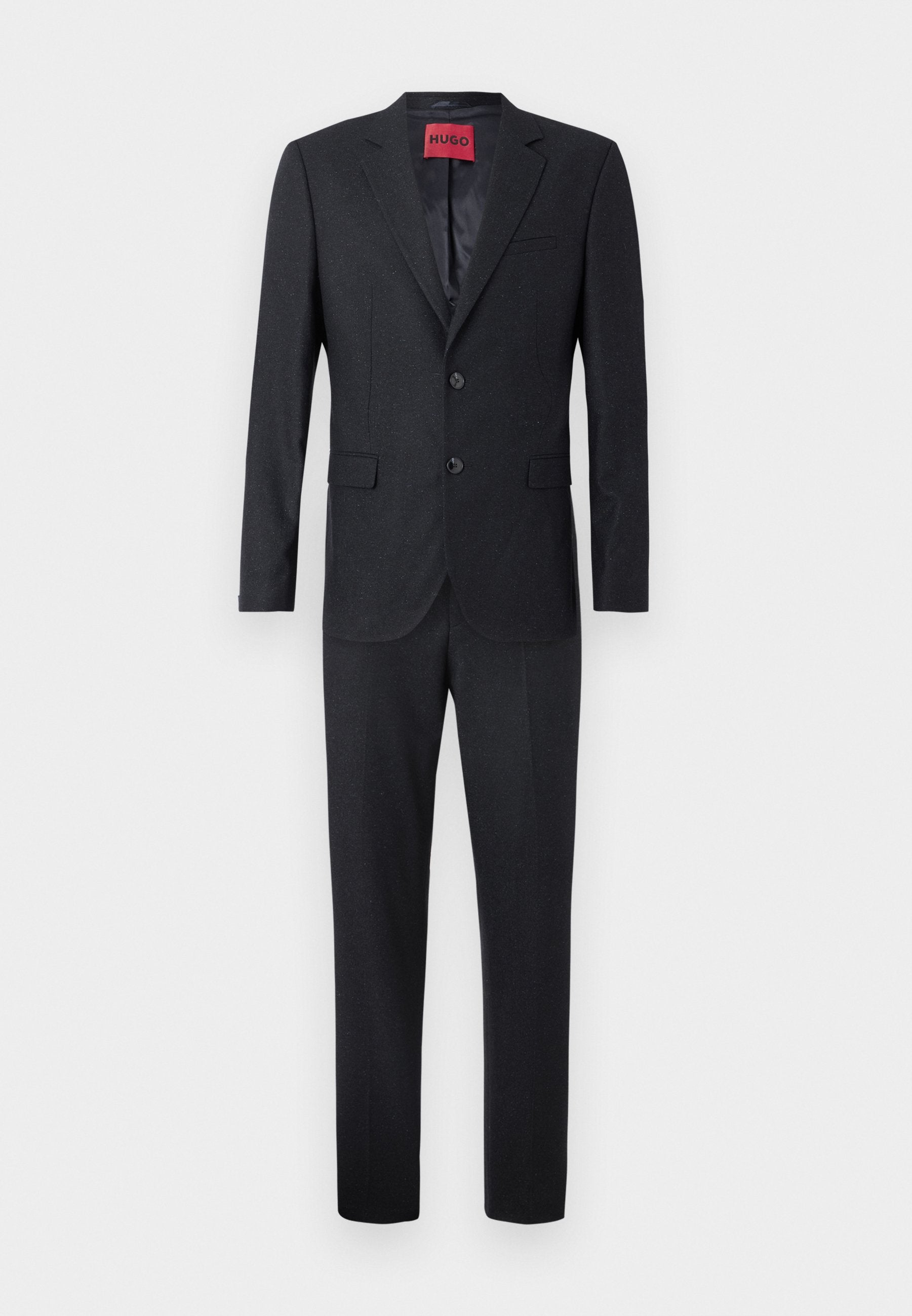 Schwarzer Anzug mit einem Zweiknopf-Blazer und Reverskragen sowie passender Hose. Aus glattem Stoff mit leichtem Glanz gefertigt.