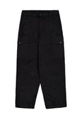 Schwarze Cargo-Hosen mit vorderem Knopf und Reißverschluss, seitlichen Klappentaschen mit Knöpfen und verstellbaren Kordeln am Saum.