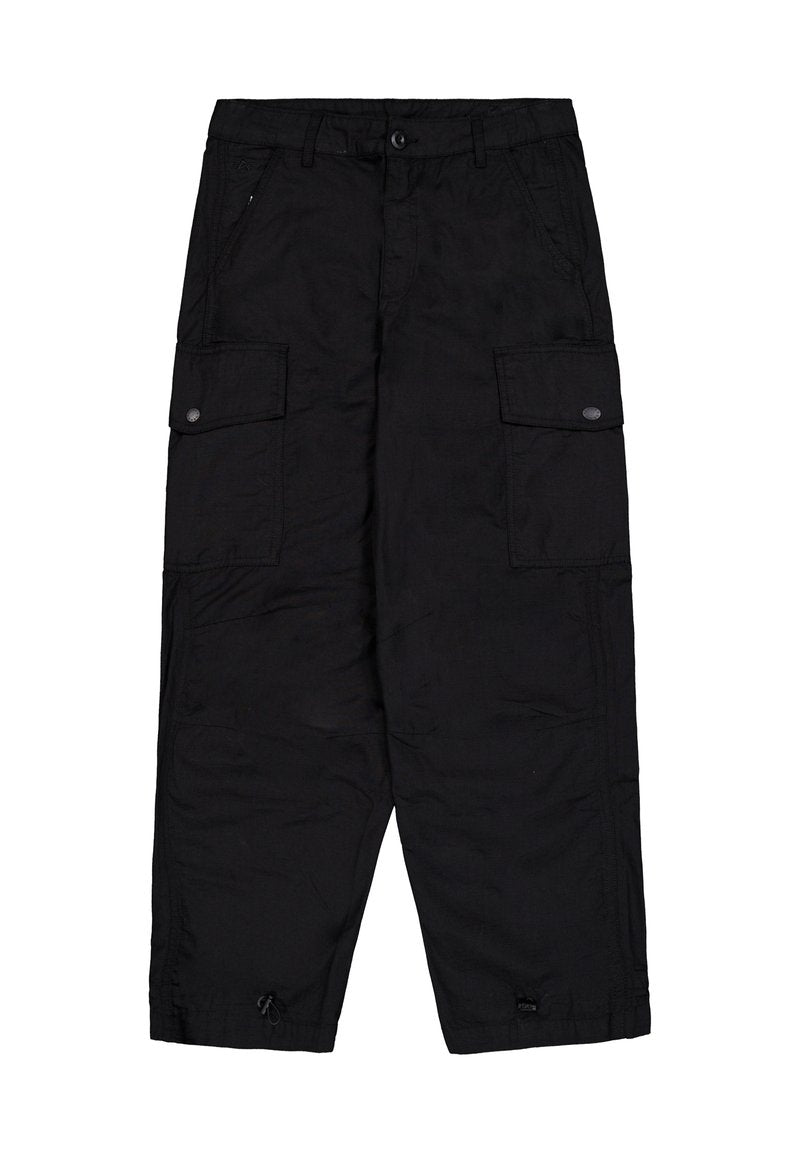 Schwarze Cargo-Hosen mit vorderem Knopf und Reißverschluss, seitlichen Klappentaschen mit Knöpfen und verstellbaren Kordeln am Saum.