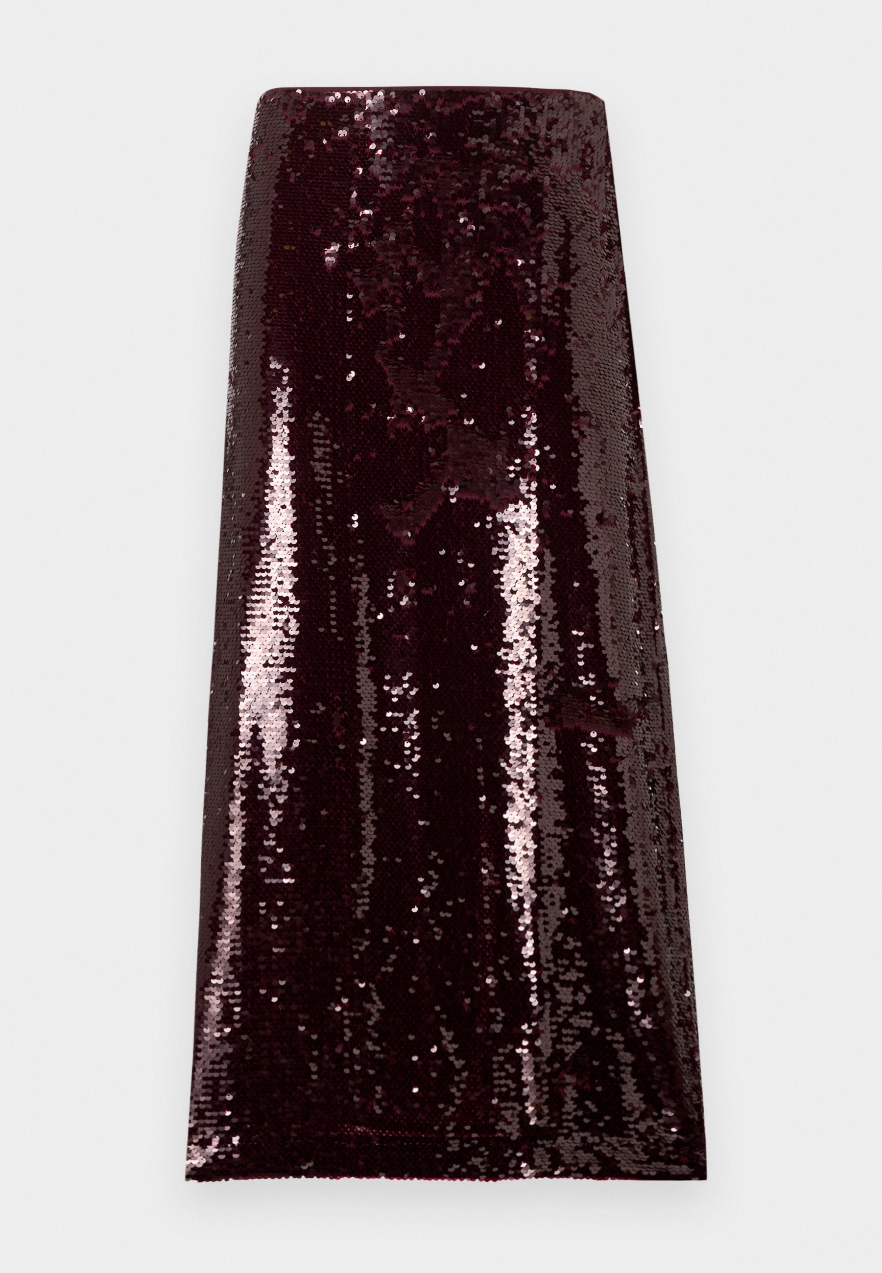 Bordeauxroter Paillettenrock mit figurbetonter Silhouette, glatter Textur und glänzendem Finish, der schimmernde Pailletten über die gesamte Oberfläche hinweg hervorhebt.