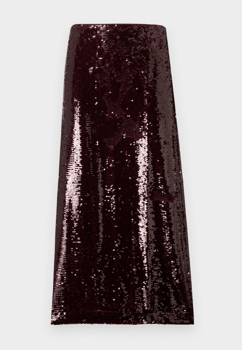 Bordeauxroter Paillettenrock mit figurbetonter Silhouette, glatter Textur und glänzendem Finish, der schimmernde Pailletten über die gesamte Oberfläche hinweg hervorhebt.