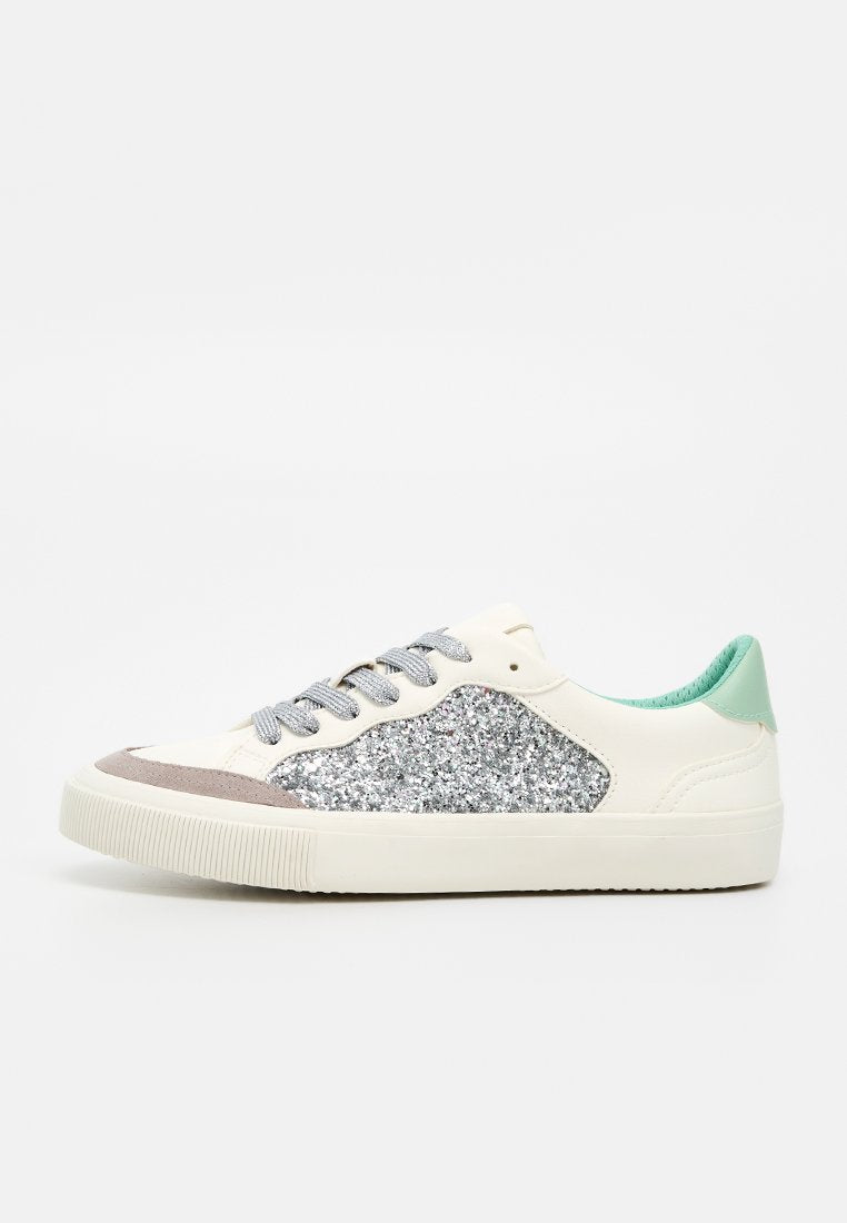 Weißer Sneaker mit niedrigem Schaft, silbernem Glitzer-Seitenpanel, grauer Zehenkappe, grauen Schnürsenkeln und mintgrünem Fersenakzent.