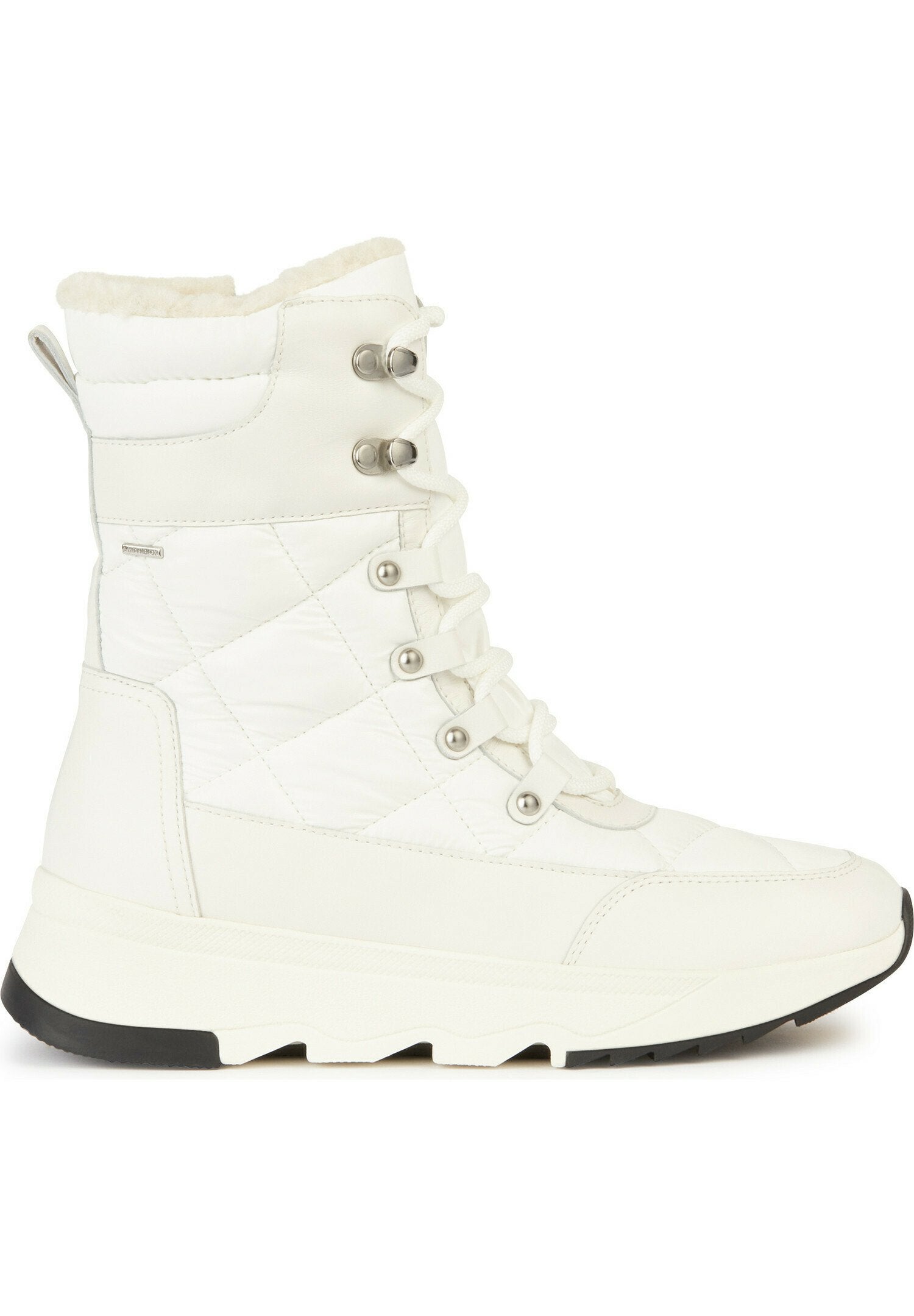 Weiße gesteppte Winterstiefel mit hohem Kragen, Schnürung vorne, Metallösen und einer strukturierten Sohle mit einem schwarzen Akzent.