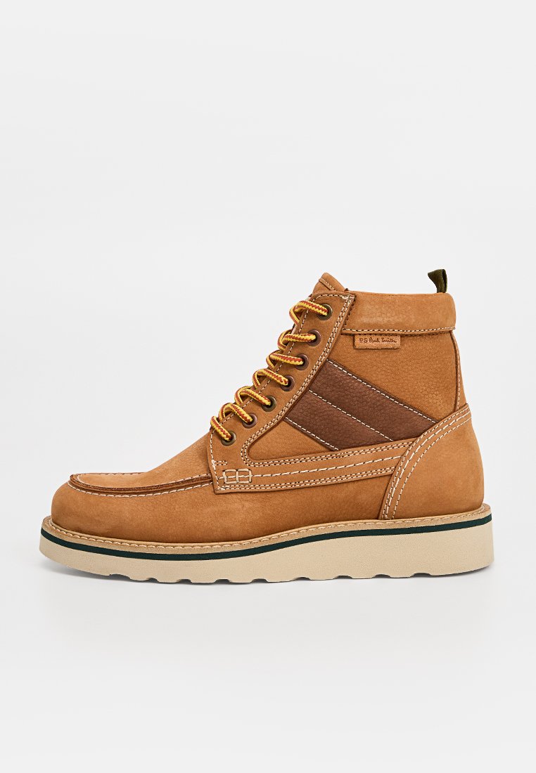 Brauner Lederknöchelboot mit hellbraunen Akzenten, rundem Zehenbereich, beiger Sohle und orangefarbenen Schnürsenkeln; mit Nähten und einem Logopatch an der Seite.