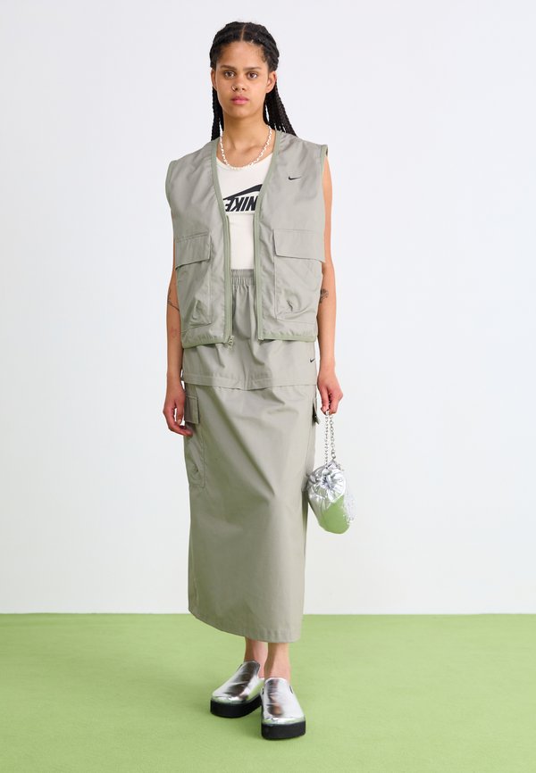 Nike Sportswear W NSW ESSTL WVN LSE CRGO VEST - Waistcoat - light army/black