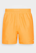 Helle orange Sportshorts mit einem elastischen Bund, glatter Textur und einem kleinen weißen Nike-Logo am unteren linken Saum.