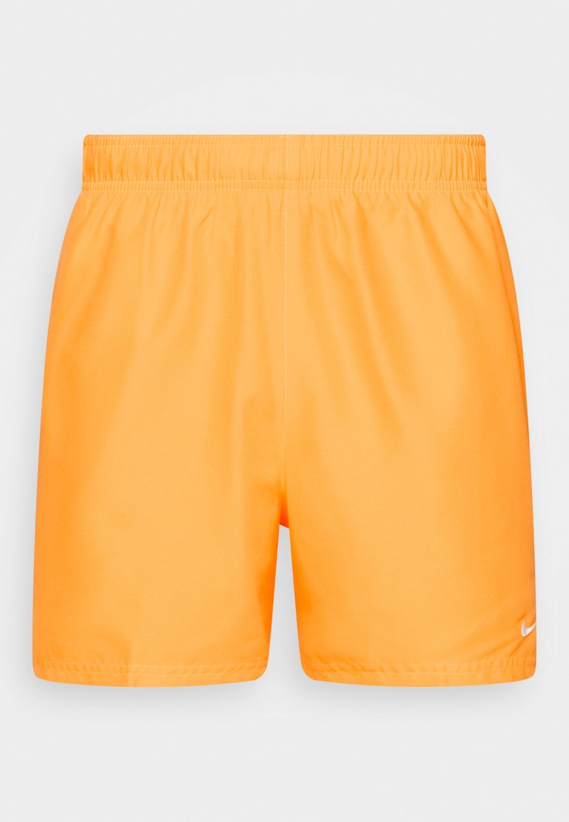 Helle orange Sportshorts mit einem elastischen Bund, glatter Textur und einem kleinen weißen Nike-Logo am unteren linken Saum.