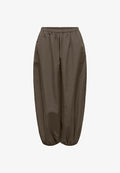 ONLY Parachute pants ONLAZRA Barrel Fit - Trousers - major brown