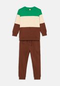 Zweiteiliges Kinder-Outfit mit einem grün-beige-braunen Color-Block Sweatshirt und passenden braunen Jogginghosen mit Kordelzugbund.