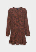 Leopardenmuster-Kleid in Rost und Schwarz, lange Ärmel, runder Hals, am Bund gerafft, ausgestellter Saum, leichtes Material mit weicher Textur.