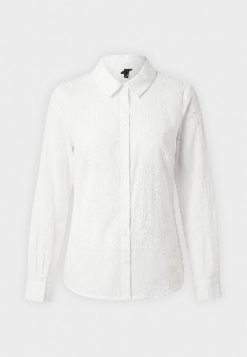 Weiße Bluse mit langen Ärmeln, Knopfleiste, Kragen, zarter floraler Lochstickerei und taillierten Manschetten auf einfarbigem Hintergrund.