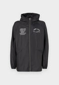 Schwarze, leichte Jacke mit Kapuze, ausgestattet mit einem Frontreißverschluss, zwei Seitentaschen und bedruckten Textdetails auf der Brust und dem Ärmel.