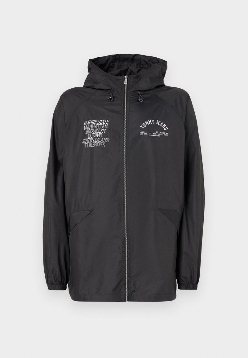 Schwarze, leichte Jacke mit Kapuze, ausgestattet mit einem Frontreißverschluss, zwei Seitentaschen und bedruckten Textdetails auf der Brust und dem Ärmel.