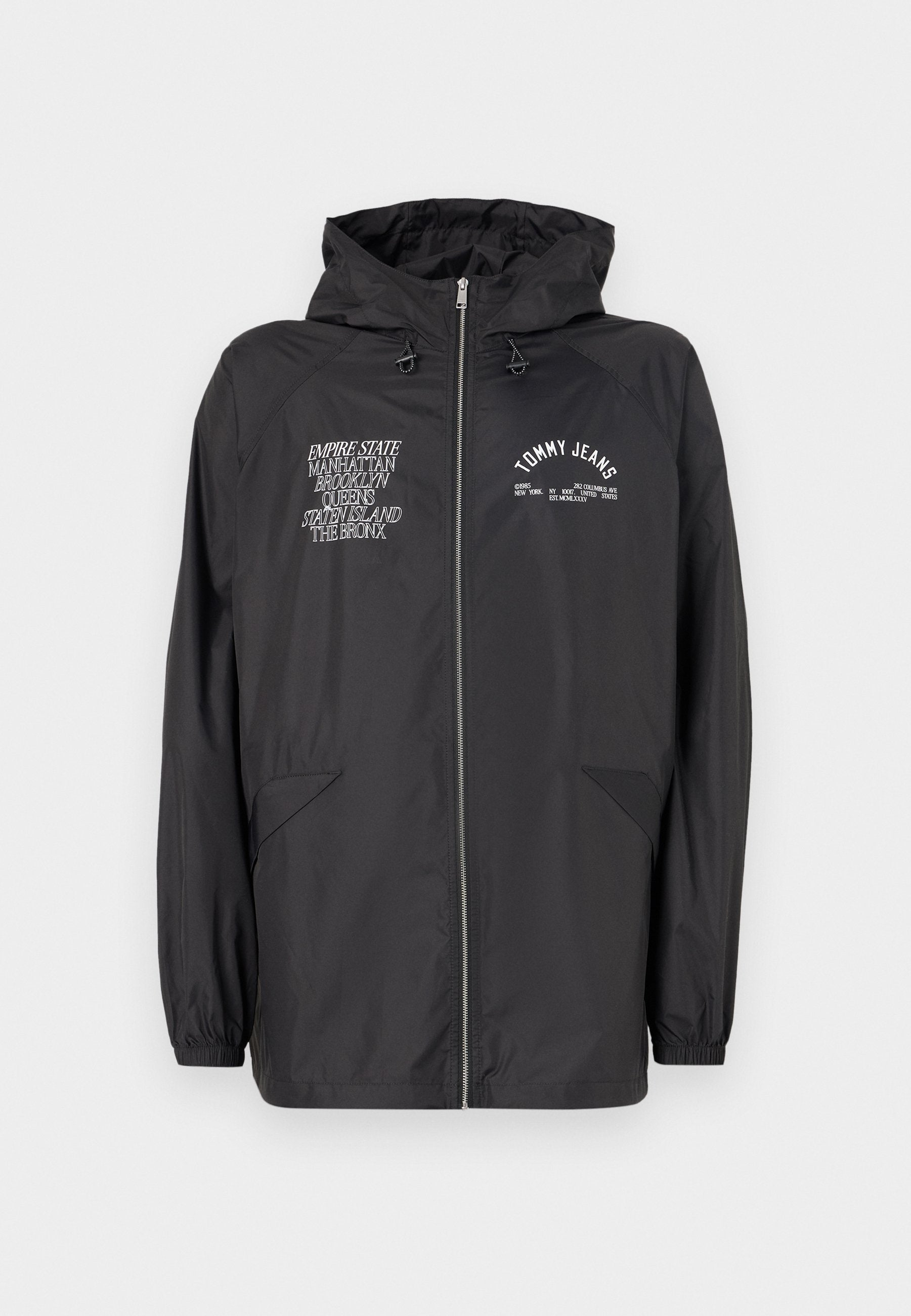 Schwarze, leichte Jacke mit Kapuze, ausgestattet mit einem Frontreißverschluss, zwei Seitentaschen und bedruckten Textdetails auf der Brust und dem Ärmel.